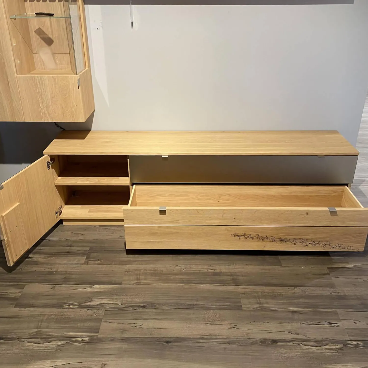 Wimmer Wohnwände & Tv-Lowboards|Wohnwand Signatura Rustikale Asteiche Bianco Akzente In Satinierten Bronzeglas Nickelfarbig Nickelfarbig