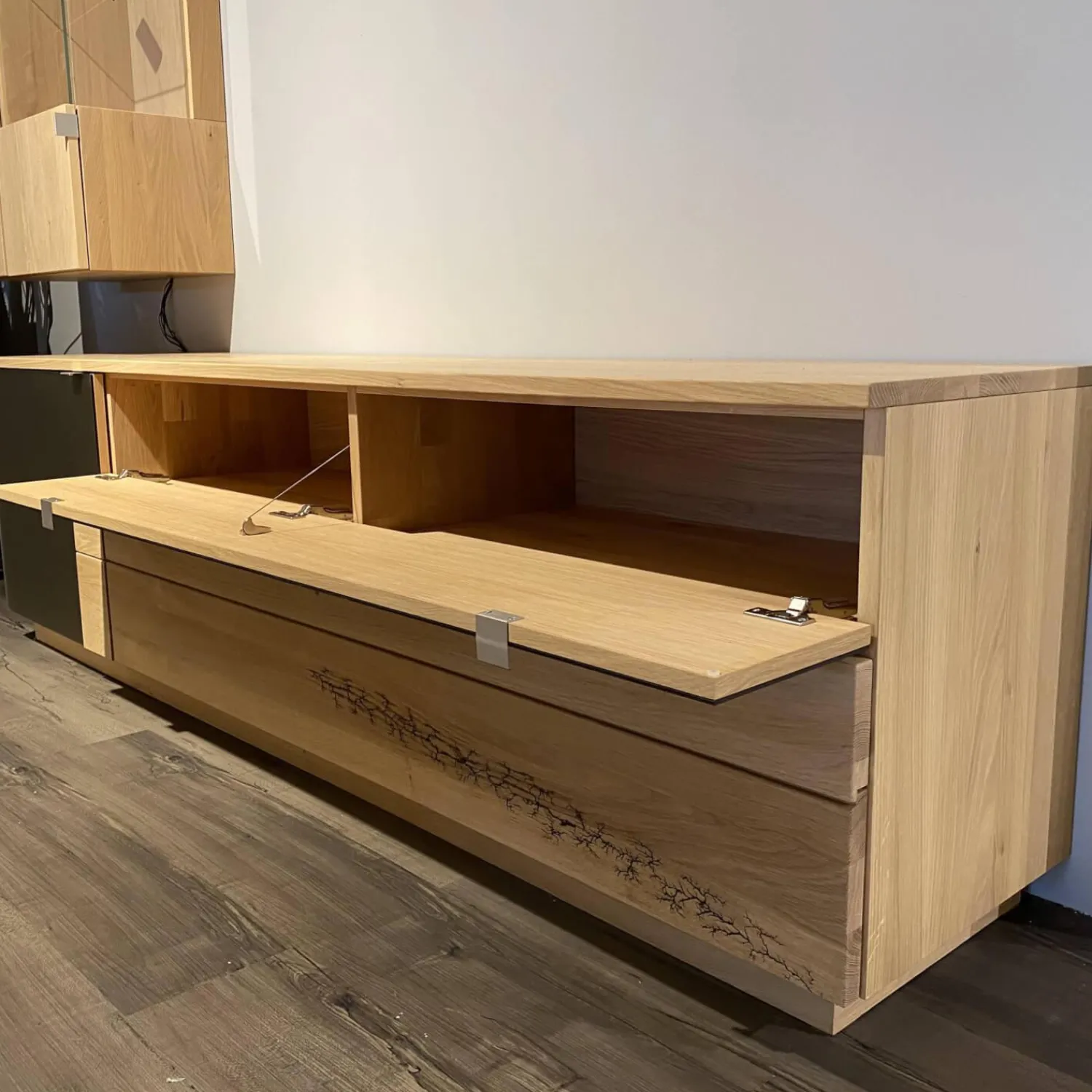 Wimmer Wohnwände & Tv-Lowboards|Wohnwand Signatura Rustikale Asteiche Bianco Akzente In Satinierten Bronzeglas Nickelfarbig Nickelfarbig