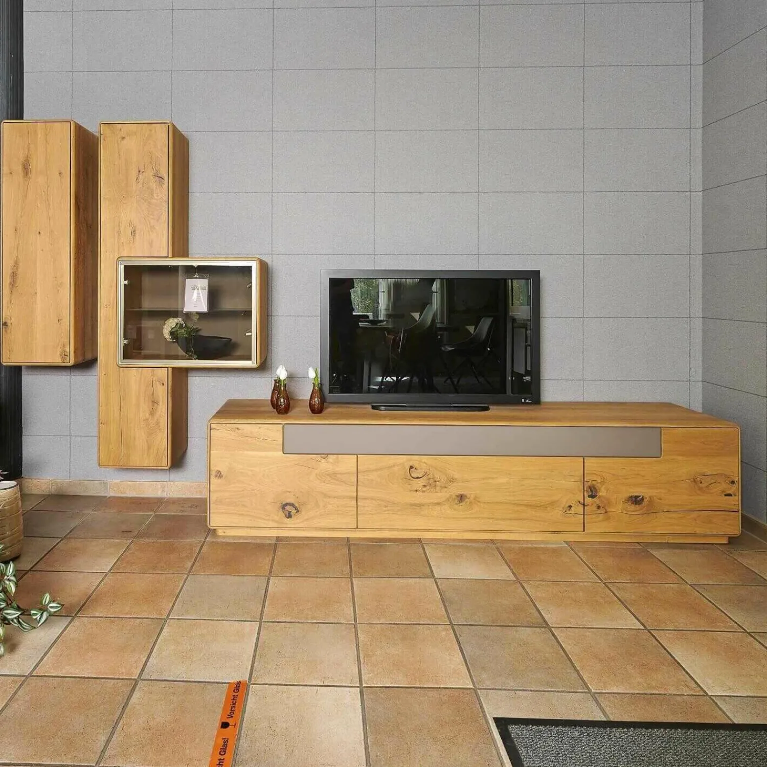 Wöstmann Wohnwände & Tv-Lowboards|Wohnwand Sineo Europäische Wildeiche Bohleneiche Gebürstet Mit Beleuchtung Und Mattglas-Akzent