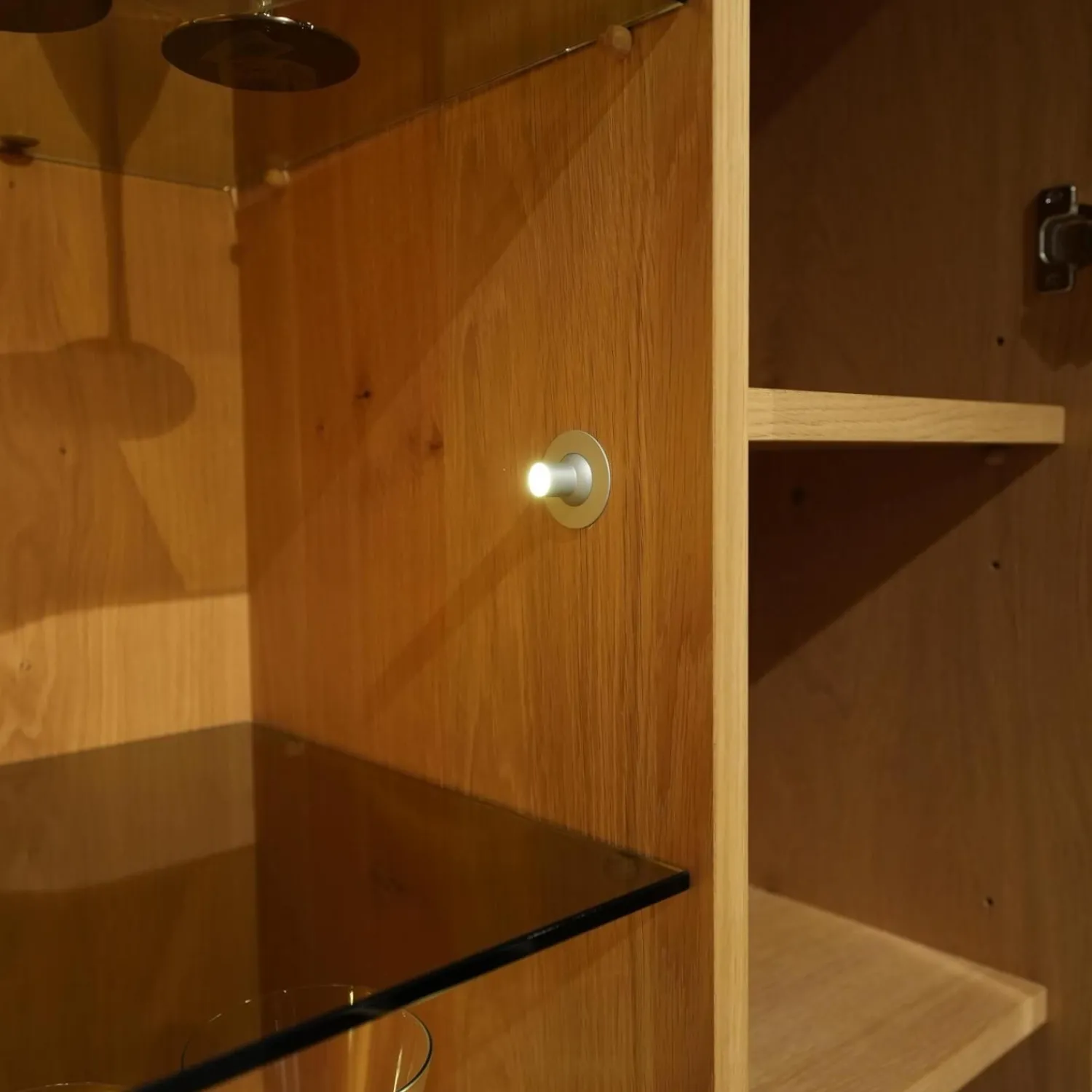 Voglauer Wohnwände & Tv-Lowboards|Wohnwand V Montana Wildeiche Geölt Glasrückwand Optiwhite Weiß Mit Beleuchtung Inklusive 2 Vitrinen