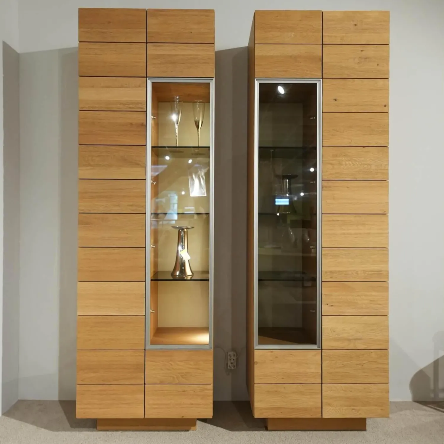 Voglauer Wohnwände & Tv-Lowboards|Wohnwand V Montana Wildeiche Geölt Glasrückwand Optiwhite Weiß Mit Beleuchtung Inklusive 2 Vitrinen