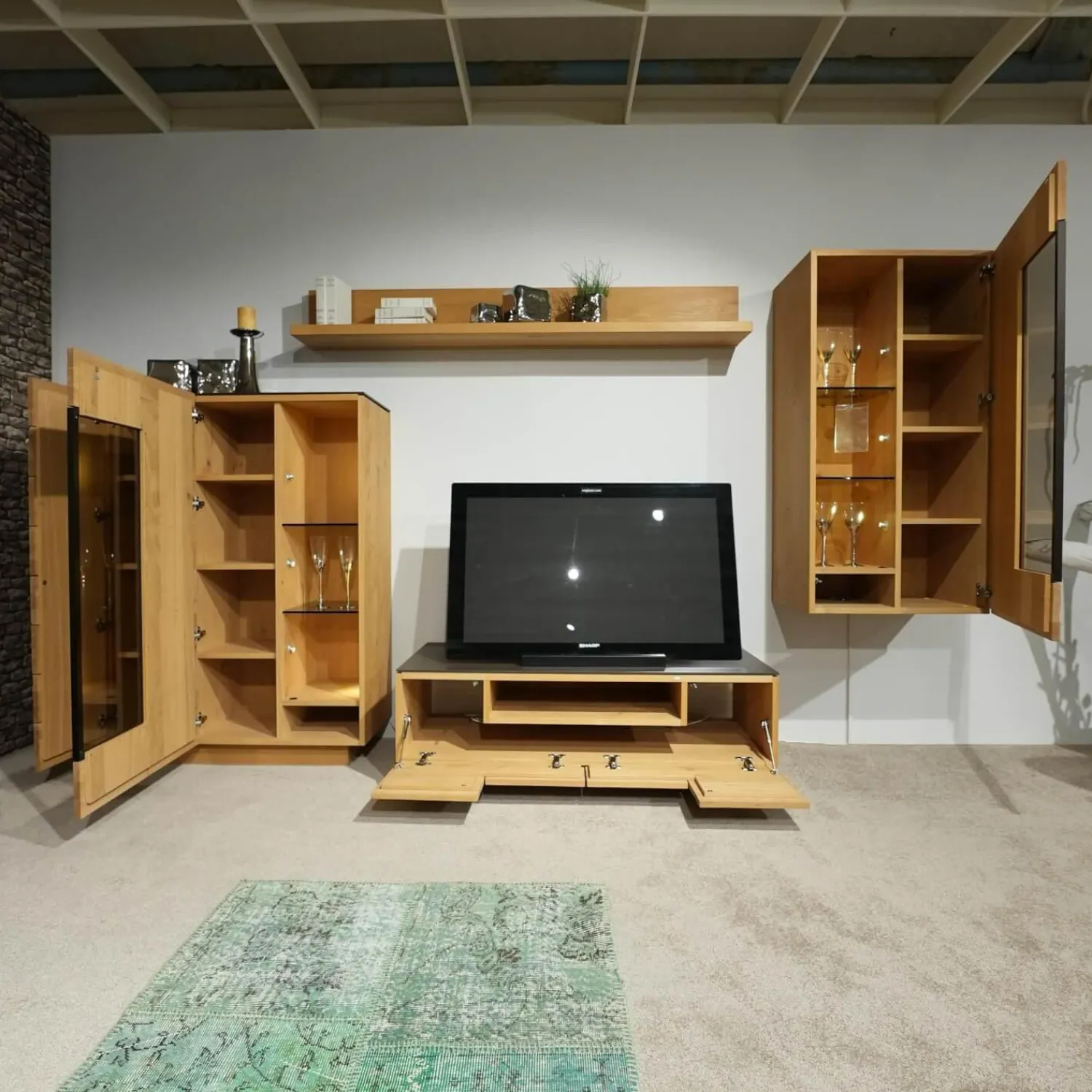 Voglauer Wohnwände & Tv-Lowboards|Wohnwand V Montana Wildeiche Geölt Glasrückwand Optiwhite Weiß Mit Beleuchtung Inklusive 2 Vitrinen