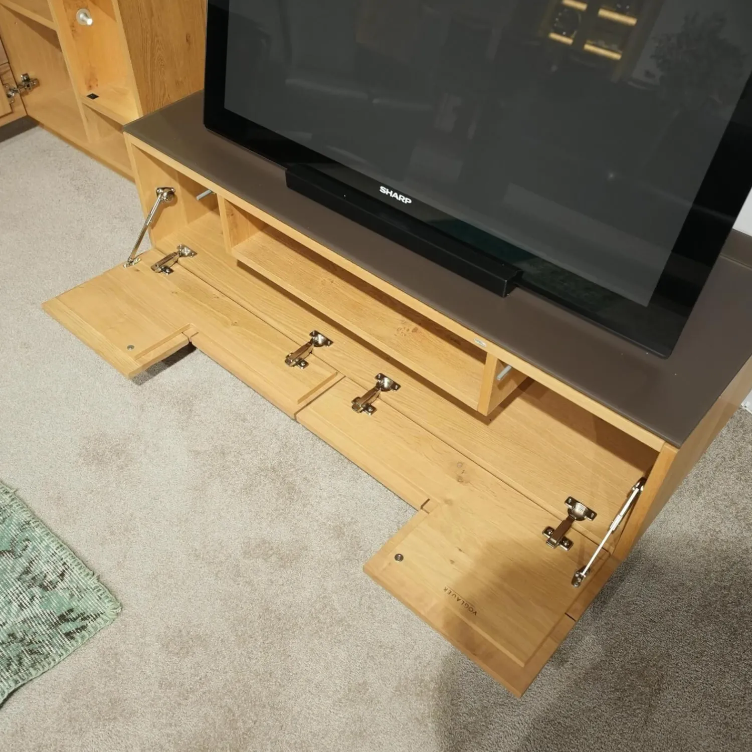 Voglauer Wohnwände & Tv-Lowboards|Wohnwand V Montana Wildeiche Geölt Glasrückwand Optiwhite Weiß Mit Beleuchtung Inklusive 2 Vitrinen