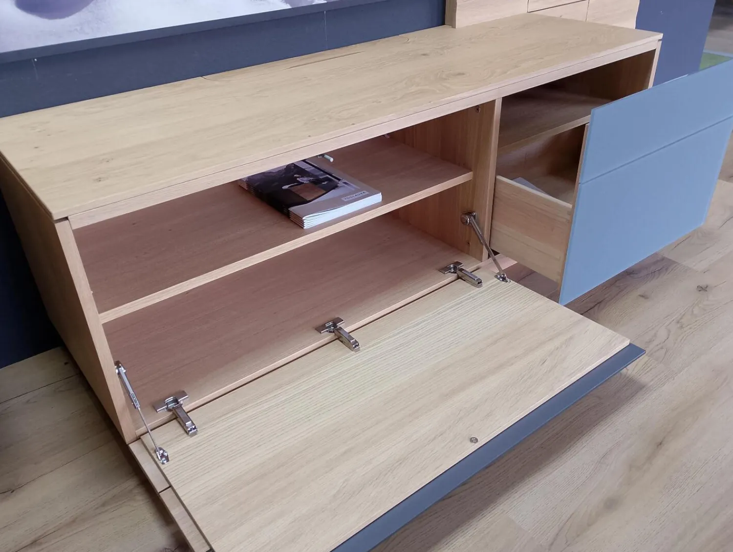 Voglauer Wohnwände & Tv-Lowboards|Wohnwand V Montanara Wildeiche Geölt Frontglas Montegrau Inklusive Beleuchtung