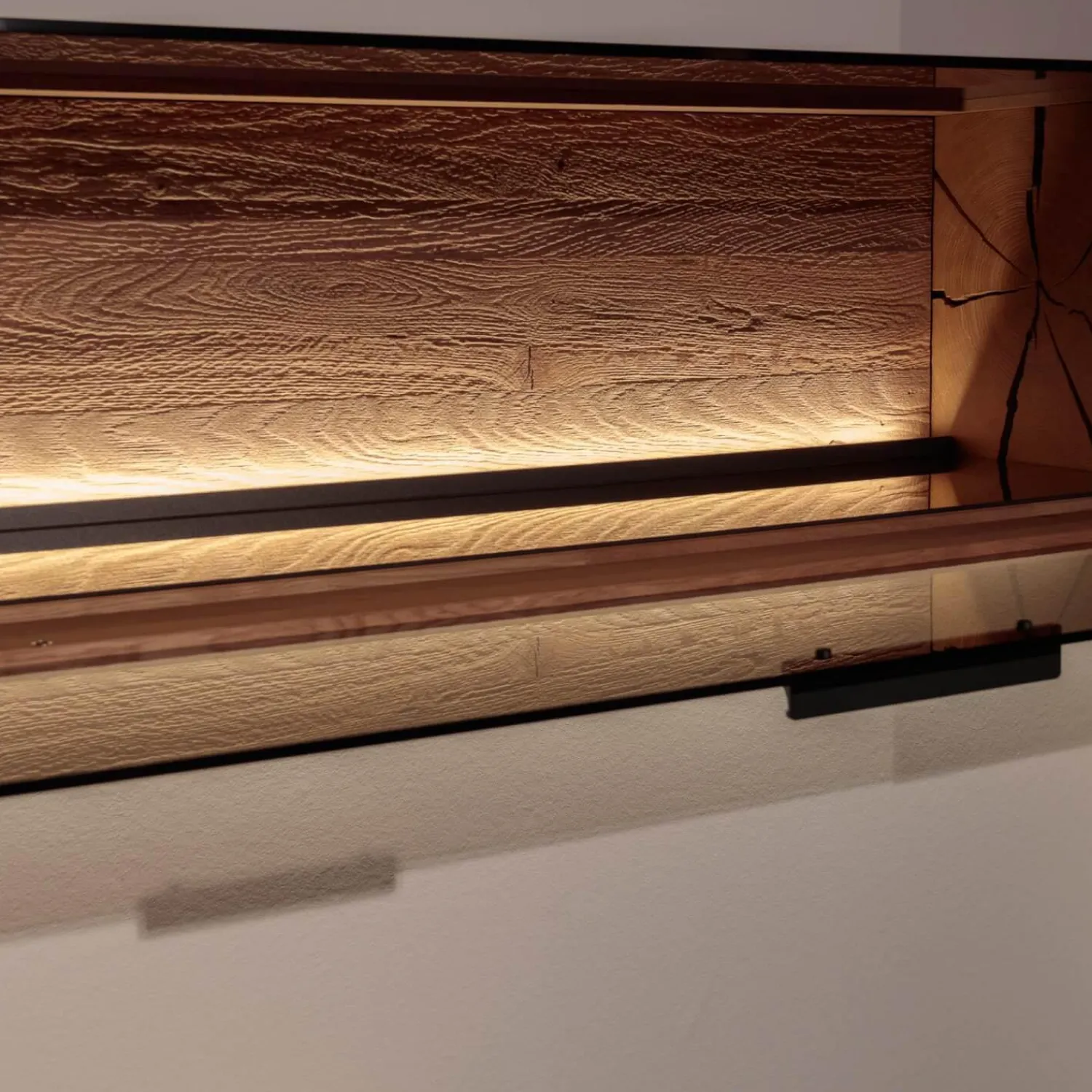 Hartmann Wohnwände & Tv-Lowboards|Wohnwand Vera 7210W Kerneiche Umato Massiv Oberfläche Sägegrau Gebürstet Lackiert Applikation Metall Titan Mit Beleuchtung