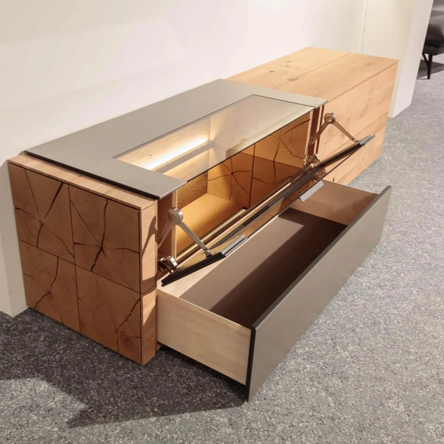 Hartmann Wohnwände & Tv-Lowboards|Wohnwand Vera 7210W Kerneiche Umato Massiv Oberfläche Sägegrau Gebürstet Lackiert Applikation Metall Titan Mit Beleuchtung