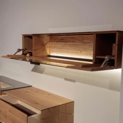 Hartmann Wohnwände & Tv-Lowboards|Wohnwand Vera 7210W Kerneiche Umato Massiv Oberfläche Sägegrau Gebürstet Lackiert Applikation Metall Titan Mit Beleuchtung