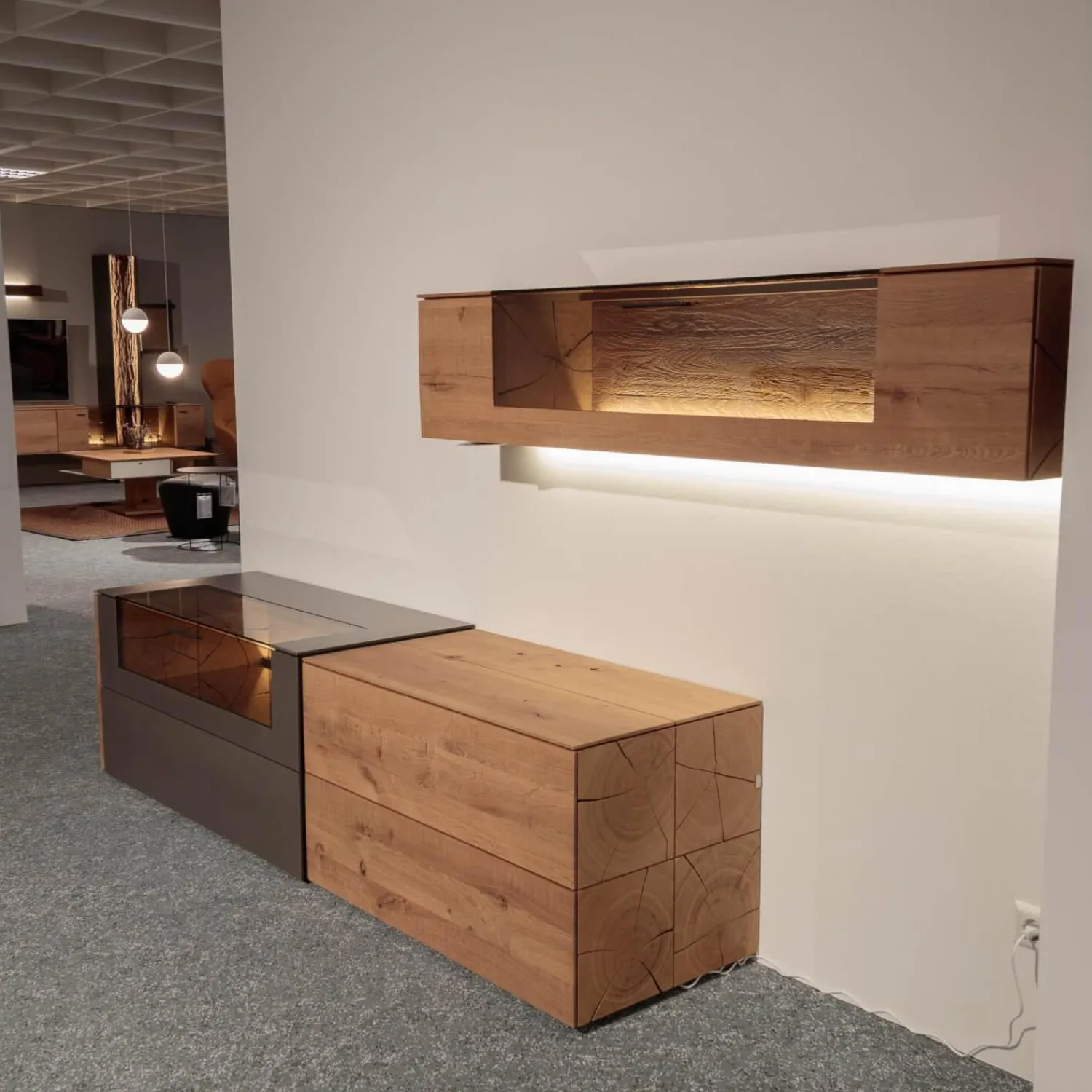 Hartmann Wohnwände & Tv-Lowboards|Wohnwand Vera 7210W Kerneiche Umato Massiv Oberfläche Sägegrau Gebürstet Lackiert Applikation Metall Titan Mit Beleuchtung