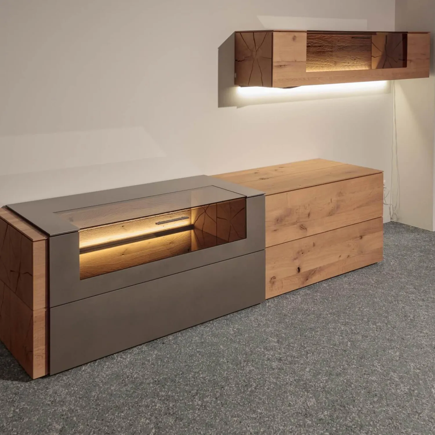 Hartmann Wohnwände & Tv-Lowboards|Wohnwand Vera 7210W Kerneiche Umato Massiv Oberfläche Sägegrau Gebürstet Lackiert Applikation Metall Titan Mit Beleuchtung