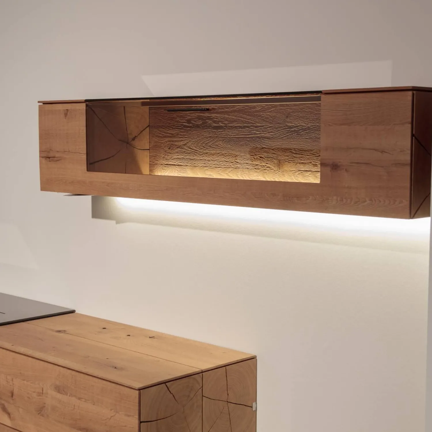 Hartmann Wohnwände & Tv-Lowboards|Wohnwand Vera 7210W Kerneiche Umato Massiv Oberfläche Sägegrau Gebürstet Lackiert Applikation Metall Titan Mit Beleuchtung