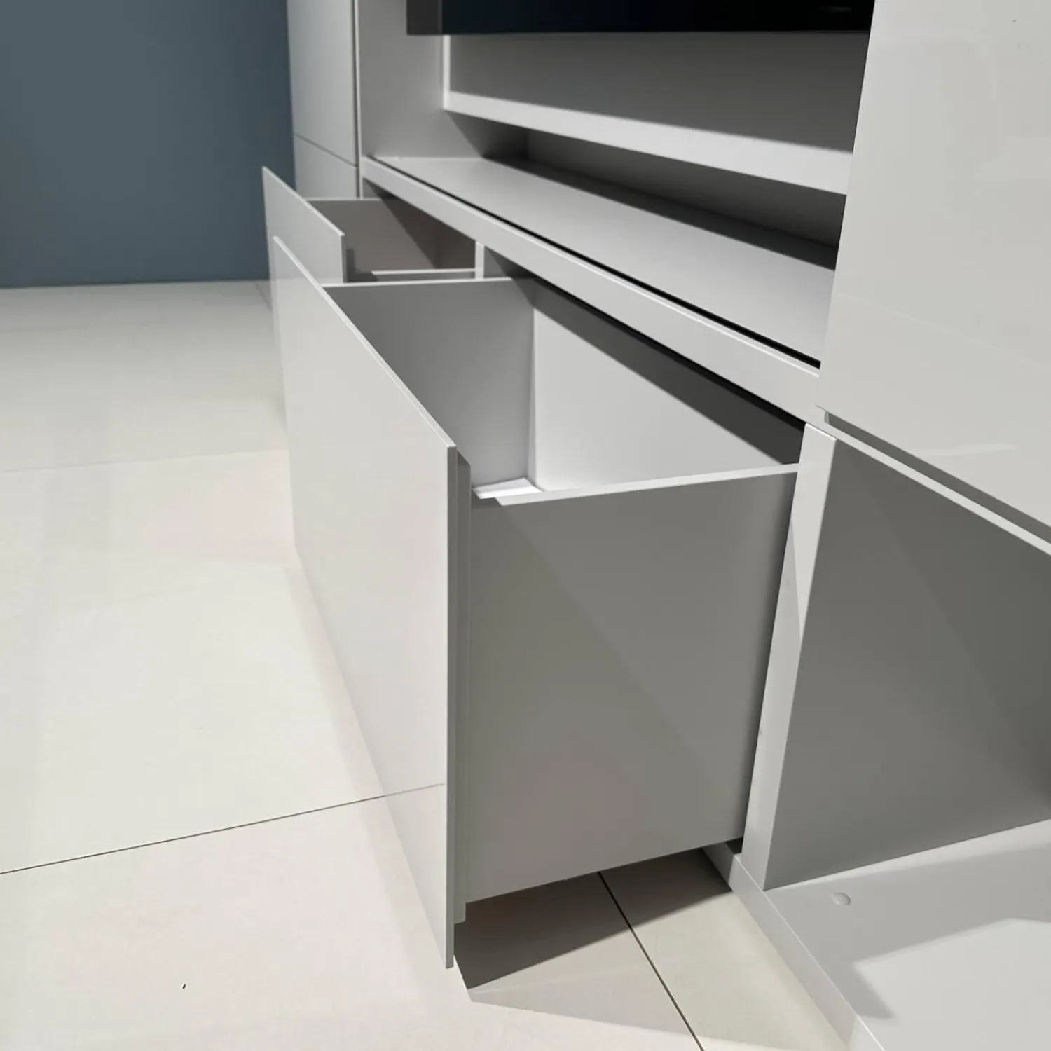 Kettnaker Wohnwände & Tv-Lowboards|Wohnwand Vita Lack Grauweiß Matt Und Hochglanz Mit Schiebetüren Ohne Deko