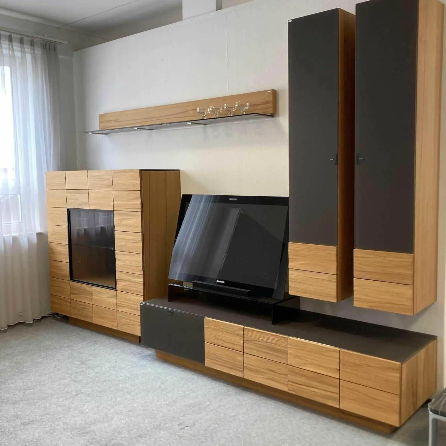 Voglauer Wohnwände & Tv-Lowboards|Wohnwand V-Montana Kernbuche mit Glasfronten Montegrau