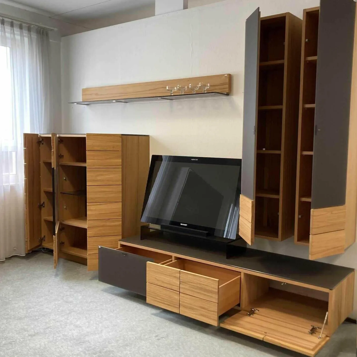 Voglauer Wohnwände & Tv-Lowboards|Wohnwand V-Montana Kernbuche mit Glasfronten Montegrau