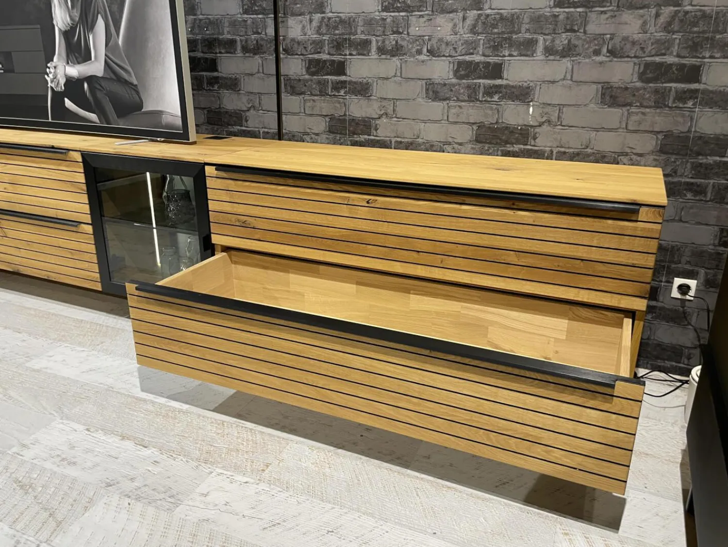 WK Wohnen Wohnwände & Tv-Lowboards|Wohnwand WK 490 Baristo Asteiche Massiv Naturbelassen Geölt Front Rillenoptik Mit LED Beleuchtung