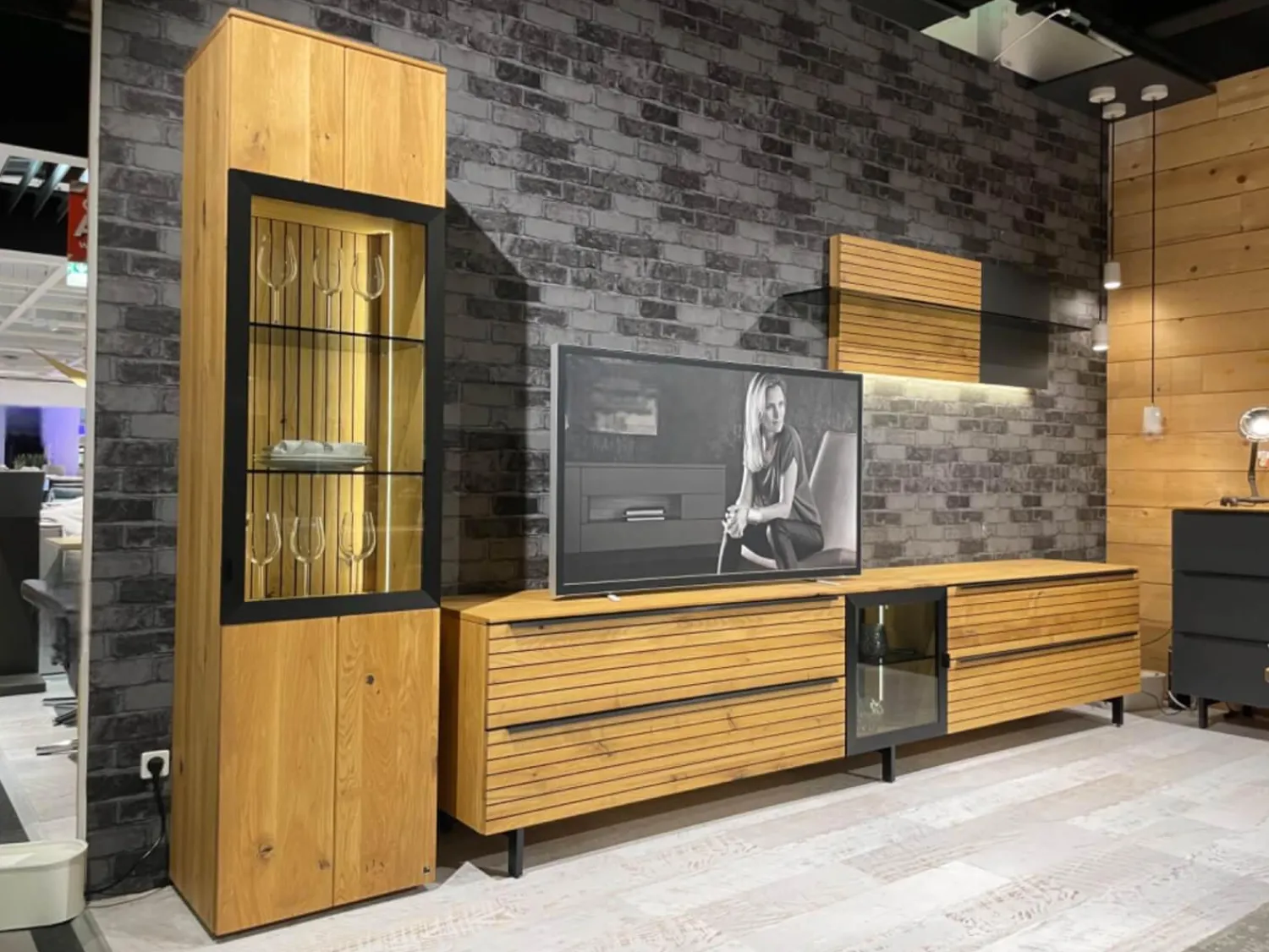 WK Wohnen Wohnwände & Tv-Lowboards|Wohnwand WK 490 Baristo Asteiche Massiv Naturbelassen Geölt Front Rillenoptik Mit LED Beleuchtung