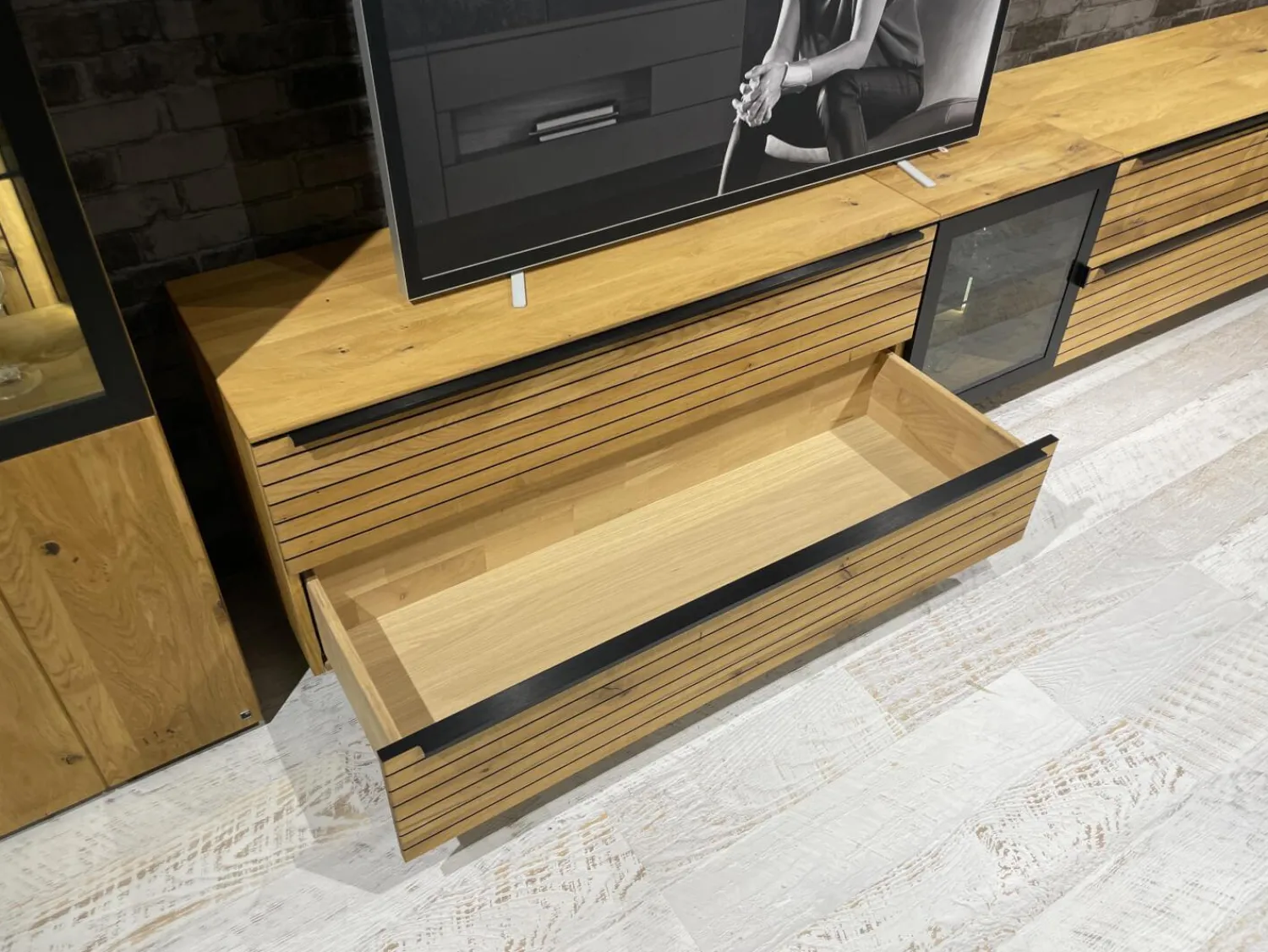 WK Wohnen Wohnwände & Tv-Lowboards|Wohnwand WK 490 Baristo Asteiche Massiv Naturbelassen Geölt Front Rillenoptik Mit LED Beleuchtung