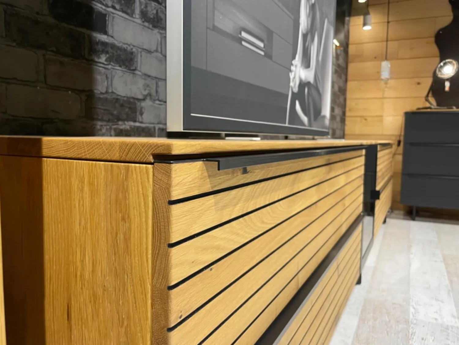 WK Wohnen Wohnwände & Tv-Lowboards|Wohnwand WK 490 Baristo Asteiche Massiv Naturbelassen Geölt Front Rillenoptik Mit LED Beleuchtung