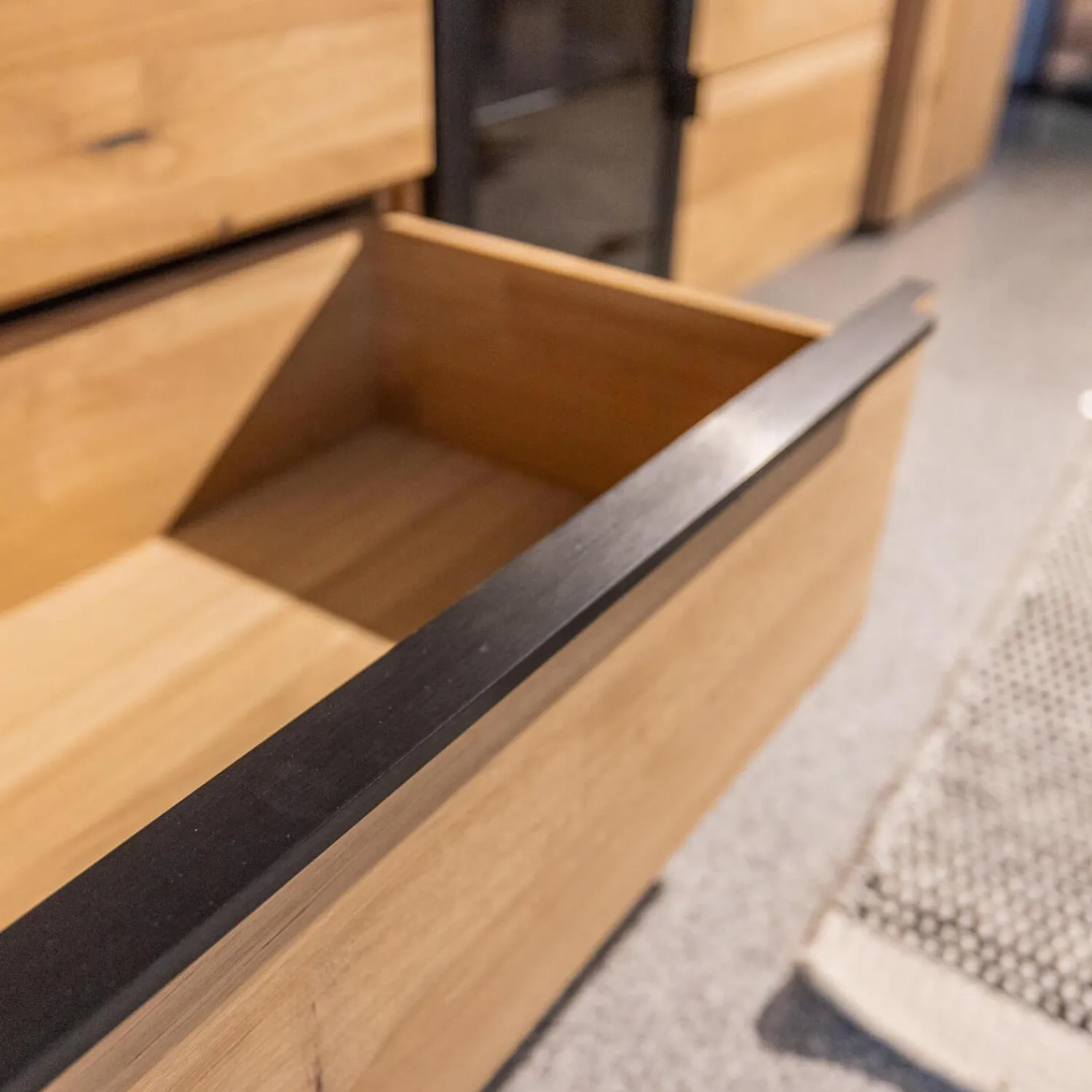 WK Wohnen Wohnwände & Tv-Lowboards|Wohnwand WK 490 Baristo Asteiche Bianco Rillenoptik Glas Anthrazit Inklusive LED Beleuchtung