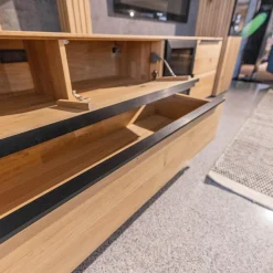 WK Wohnen Wohnwände & Tv-Lowboards|Wohnwand WK 490 Baristo Asteiche Bianco Rillenoptik Glas Anthrazit Inklusive LED Beleuchtung