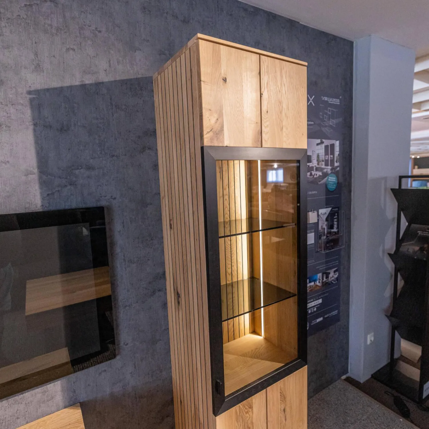 WK Wohnen Wohnwände & Tv-Lowboards|Wohnwand WK 490 Baristo Asteiche Bianco Rillenoptik Glas Anthrazit Inklusive LED Beleuchtung