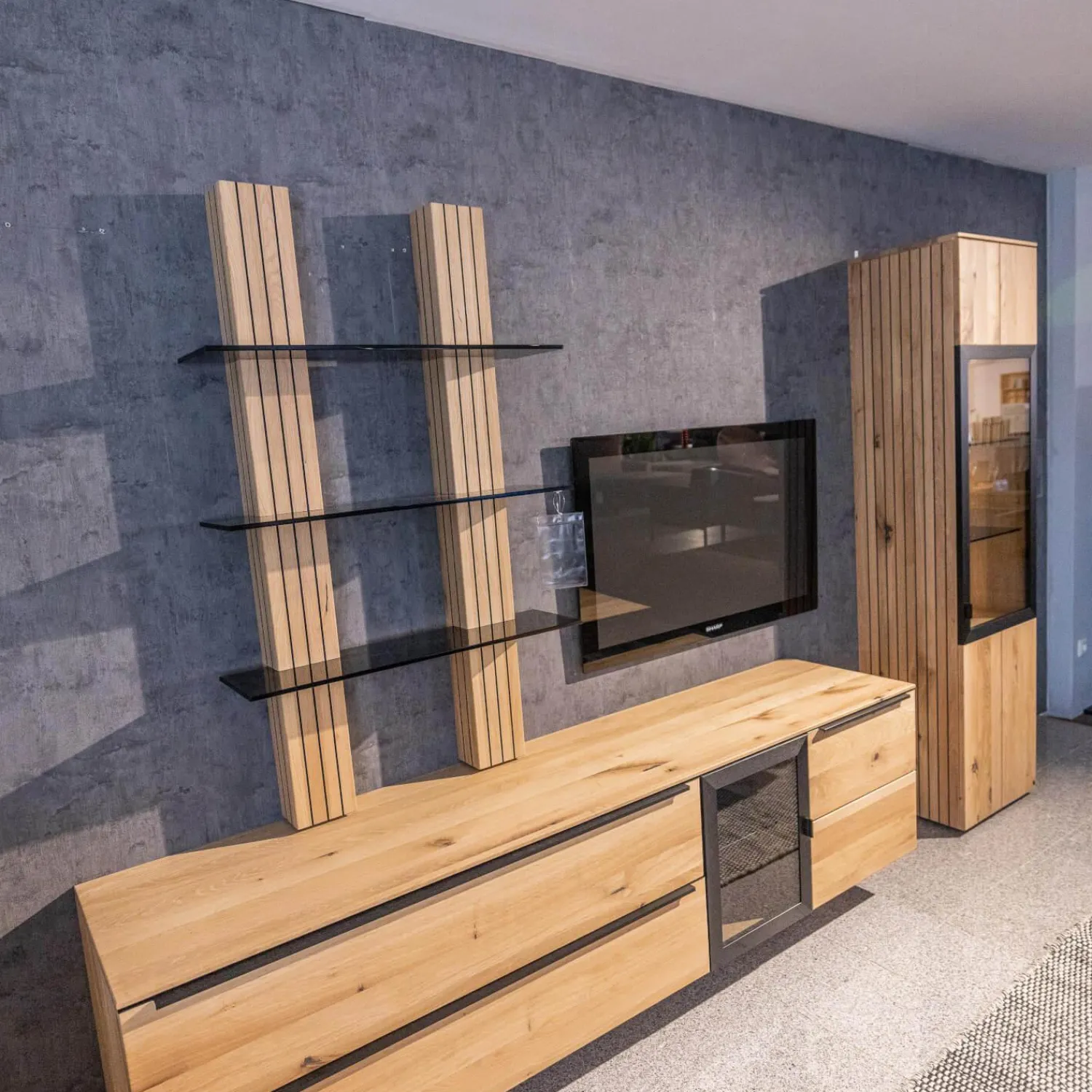 WK Wohnen Wohnwände & Tv-Lowboards|Wohnwand WK 490 Baristo Asteiche Bianco Rillenoptik Glas Anthrazit Inklusive LED Beleuchtung