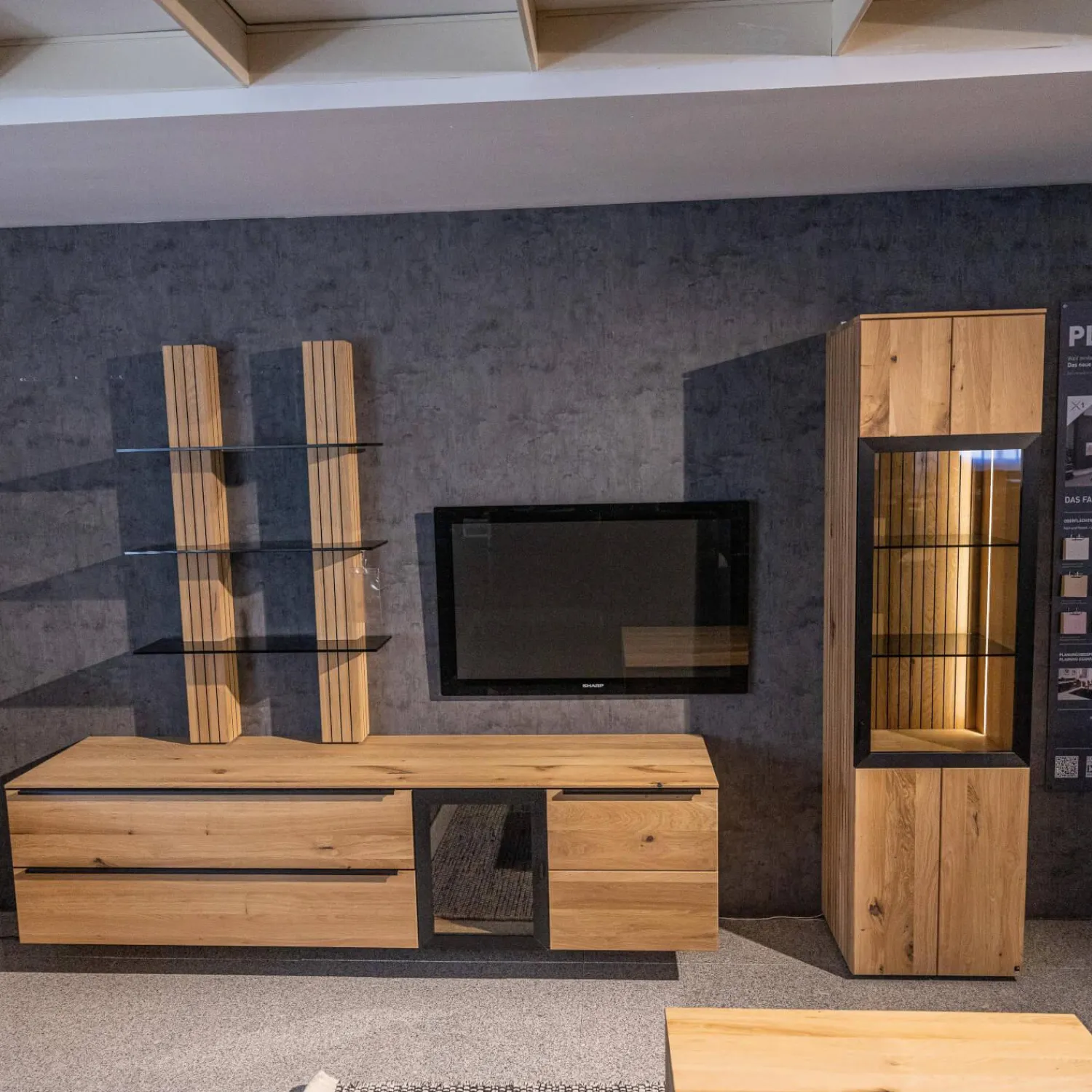 WK Wohnen Wohnwände & Tv-Lowboards|Wohnwand WK 490 Baristo Asteiche Bianco Rillenoptik Glas Anthrazit Inklusive LED Beleuchtung