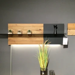 WK Wohnen Wohnwände & Tv-Lowboards|Wohnwand WK490 Baristo V18003 Asteiche Natur Front Mitte aus Farbglas Anthrazit Satiniert