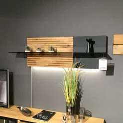 WK Wohnen Wohnwände & Tv-Lowboards|Wohnwand WK490 Baristo V18003 Asteiche Natur Front Mitte aus Farbglas Anthrazit Satiniert