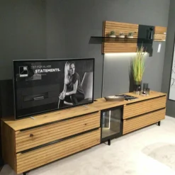 WK Wohnen Wohnwände & Tv-Lowboards|Wohnwand WK490 Baristo V18003 Asteiche Natur Front Mitte aus Farbglas Anthrazit Satiniert