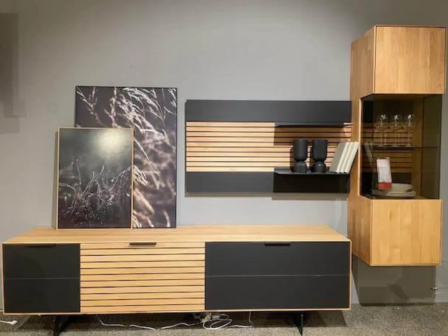 Wöstmann Wohnwände & Tv-Lowboards|Wohnwand WM 2320 Kanadische Erle Massiv Natur Front Mattglas Schwarz Mit LED Beleuchtung