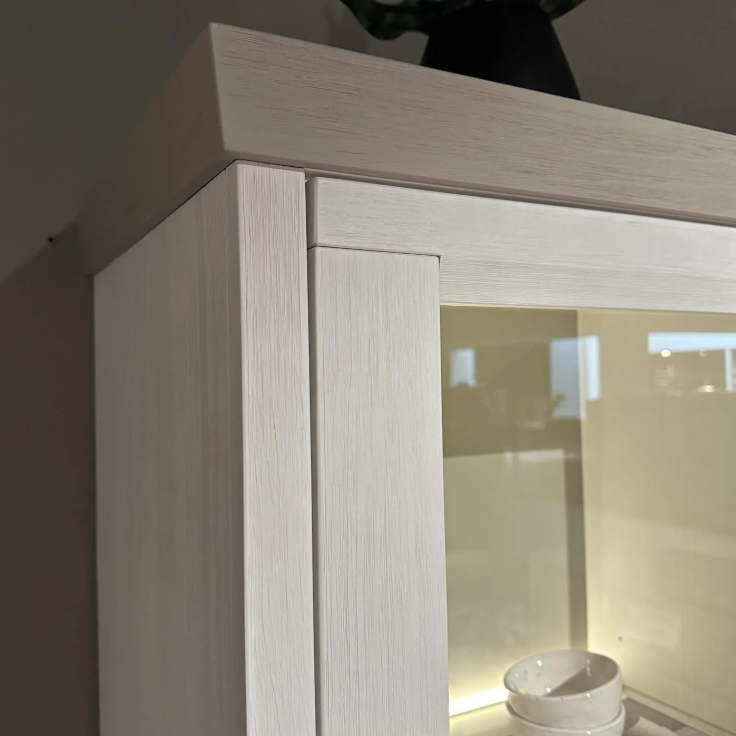 Wöstmann Vitrinen & Highboards|Zeilenschrank WM Casa 220 Pinie Massiv Weiß Soft Gebürstet Mit LED Beleuchtung